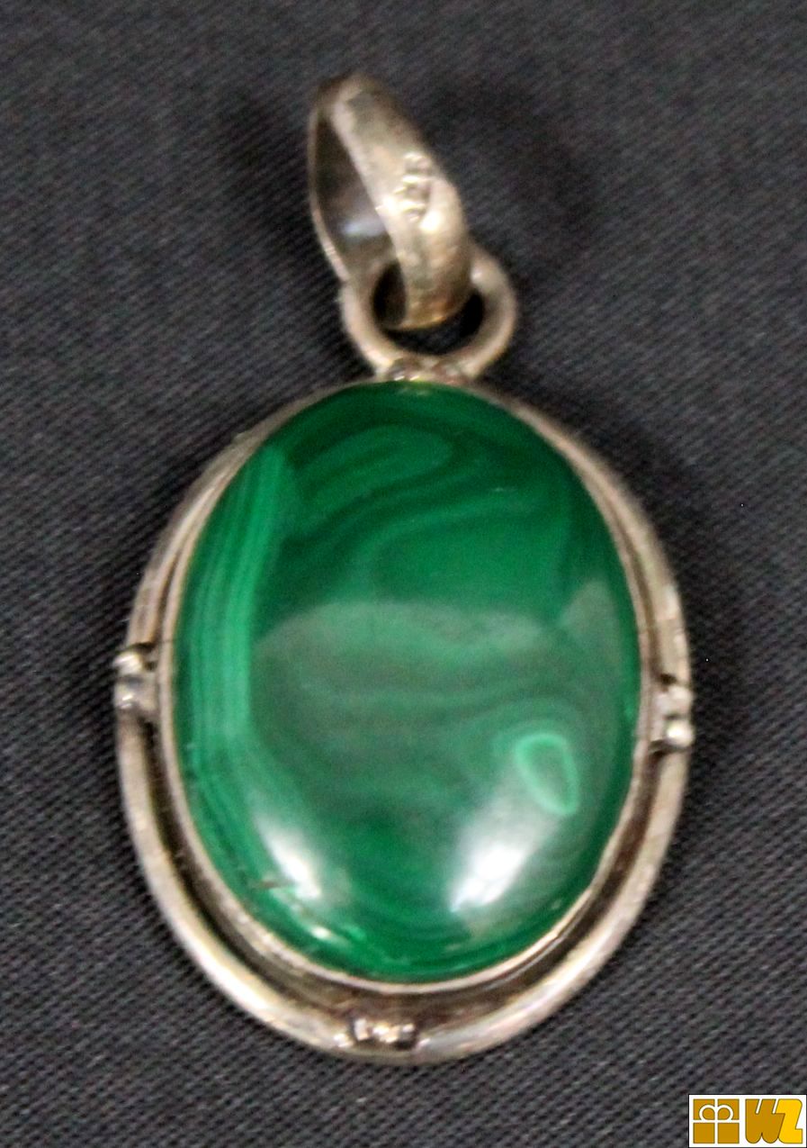 Malachit (?) Anhänger, grün, oval, in Messing gefasst, gebr. Top-Zust.