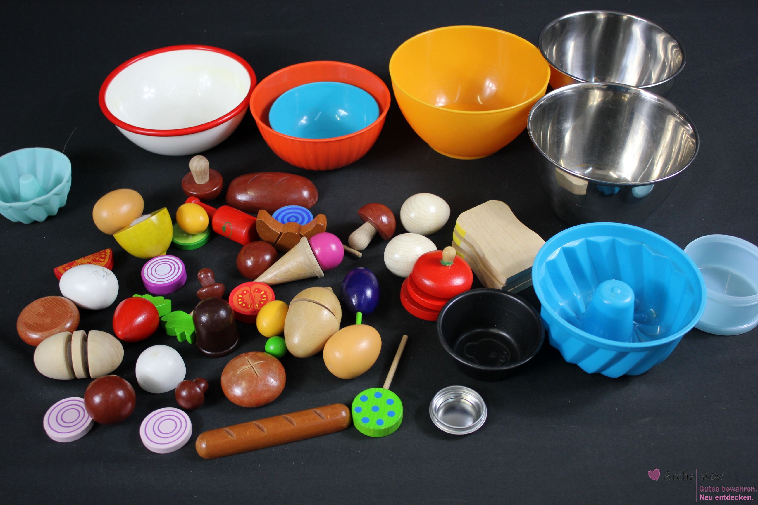 Kinderküche Zubehör-Konvolut mit Holzgemüse und Schüsseln, gebraucht