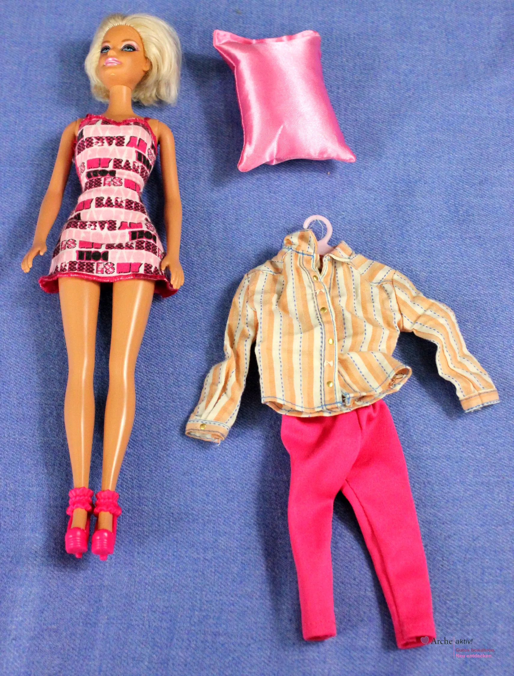 Barbie Pyjamaparty-Puppe mit Schlafanzug und Kissen, gebr.