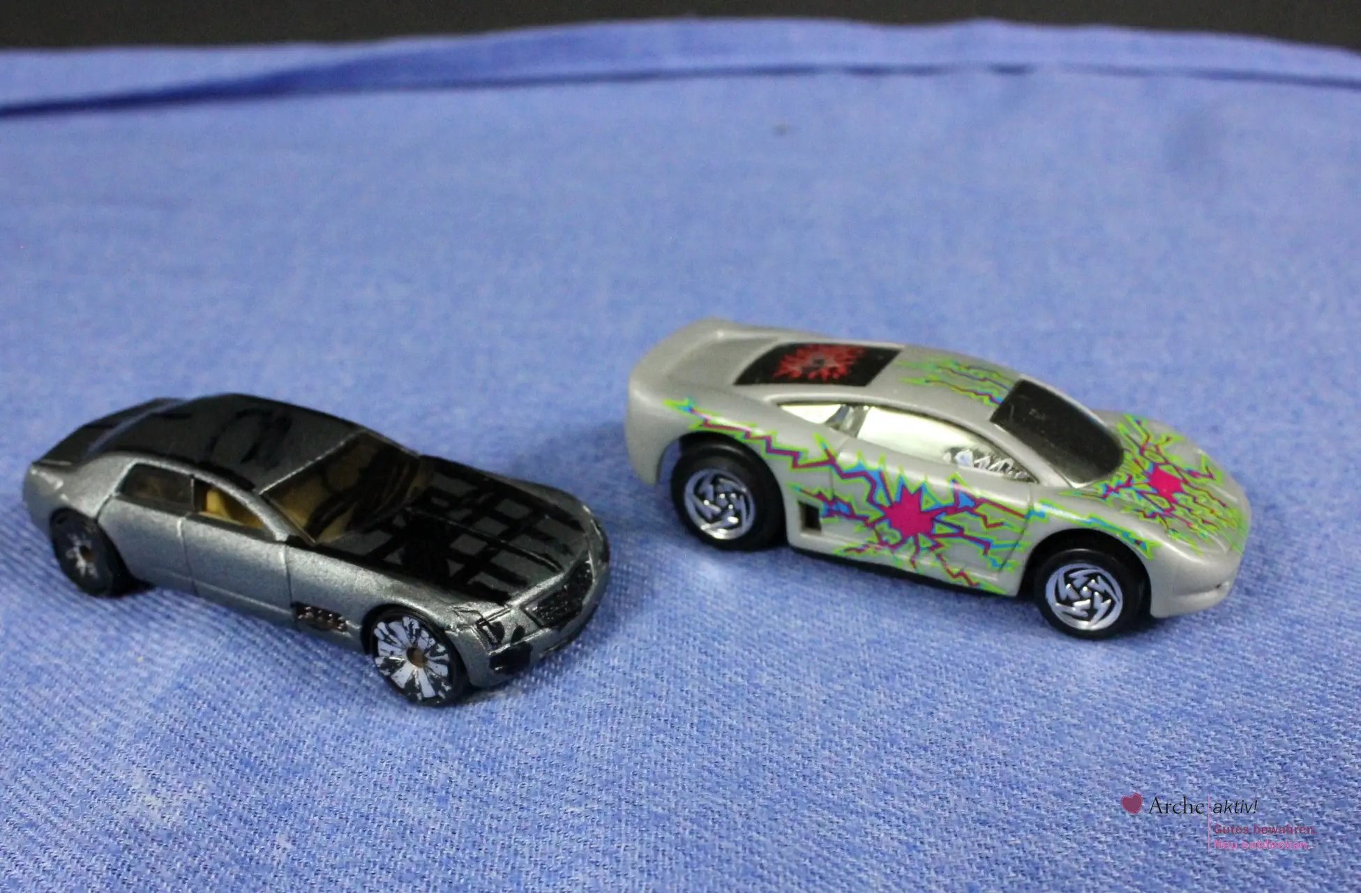 Zwei Modellautos Mattel Hot Wheels, gebraucht