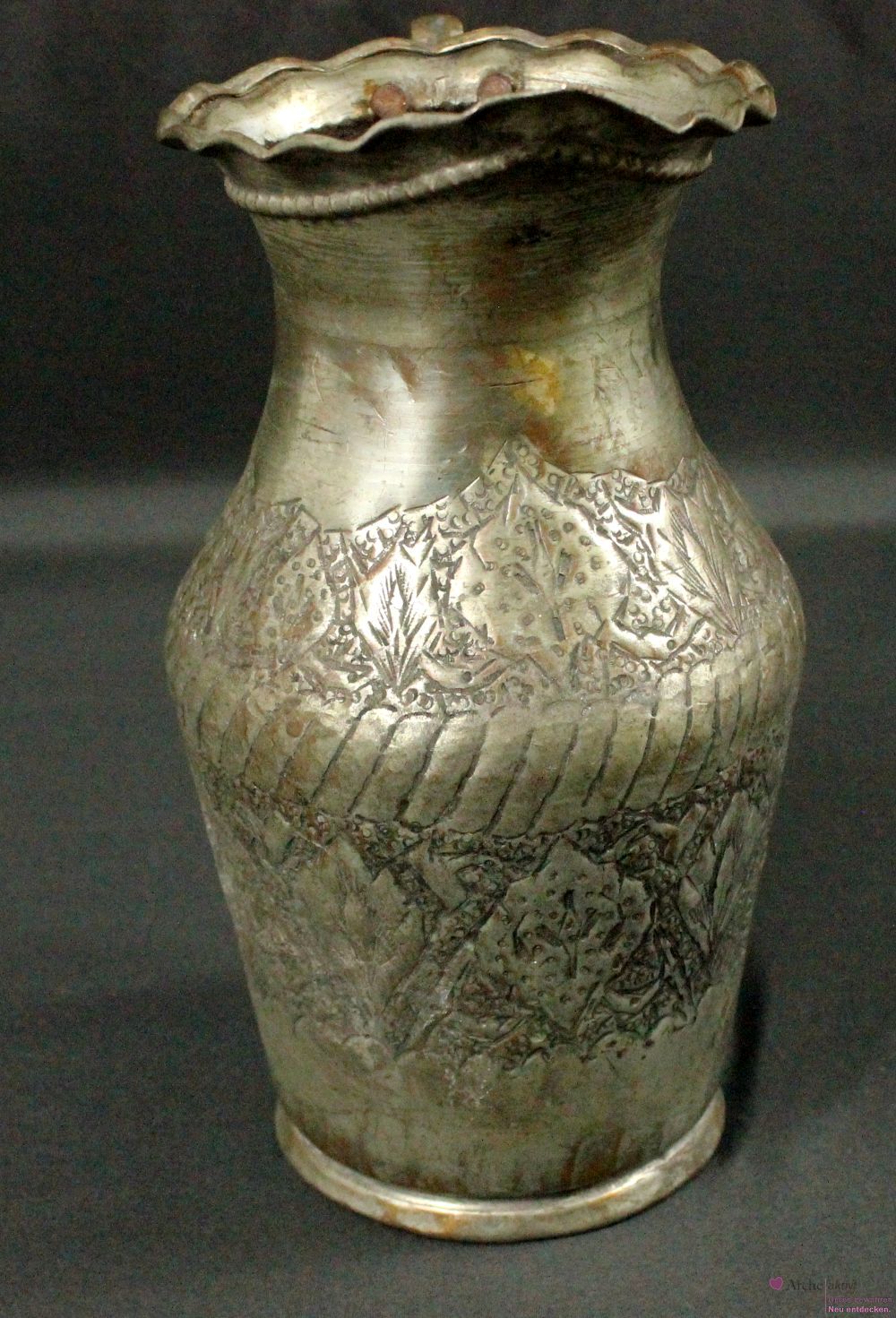 Vase, Alter Zinnkrug mit Blatt ähnlichem Muster, Gebraucht