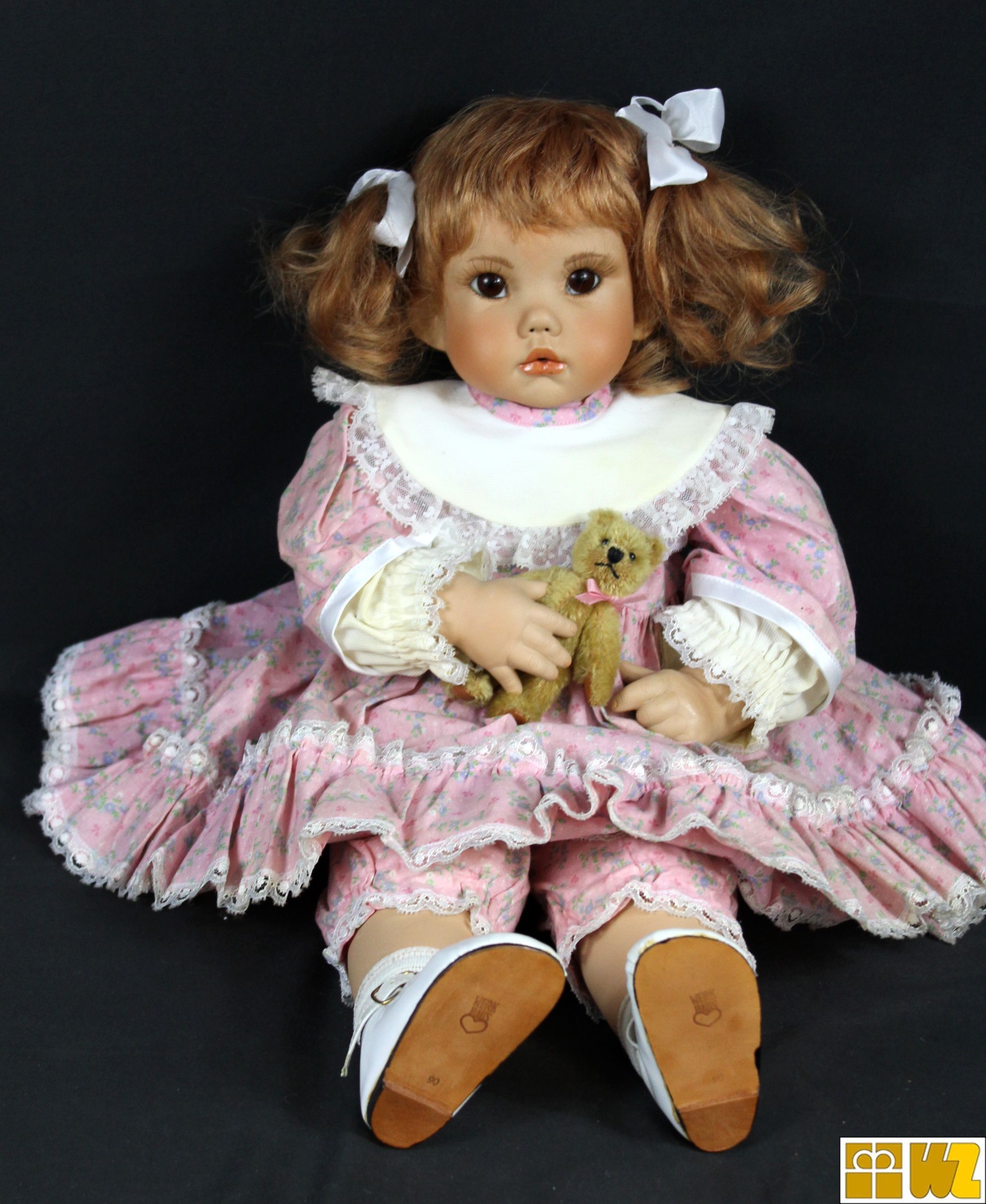 Werkhaus Porzellan Künstlerpuppe 90 Mädchen in rosa Kleid mit Teddybär, gebr.