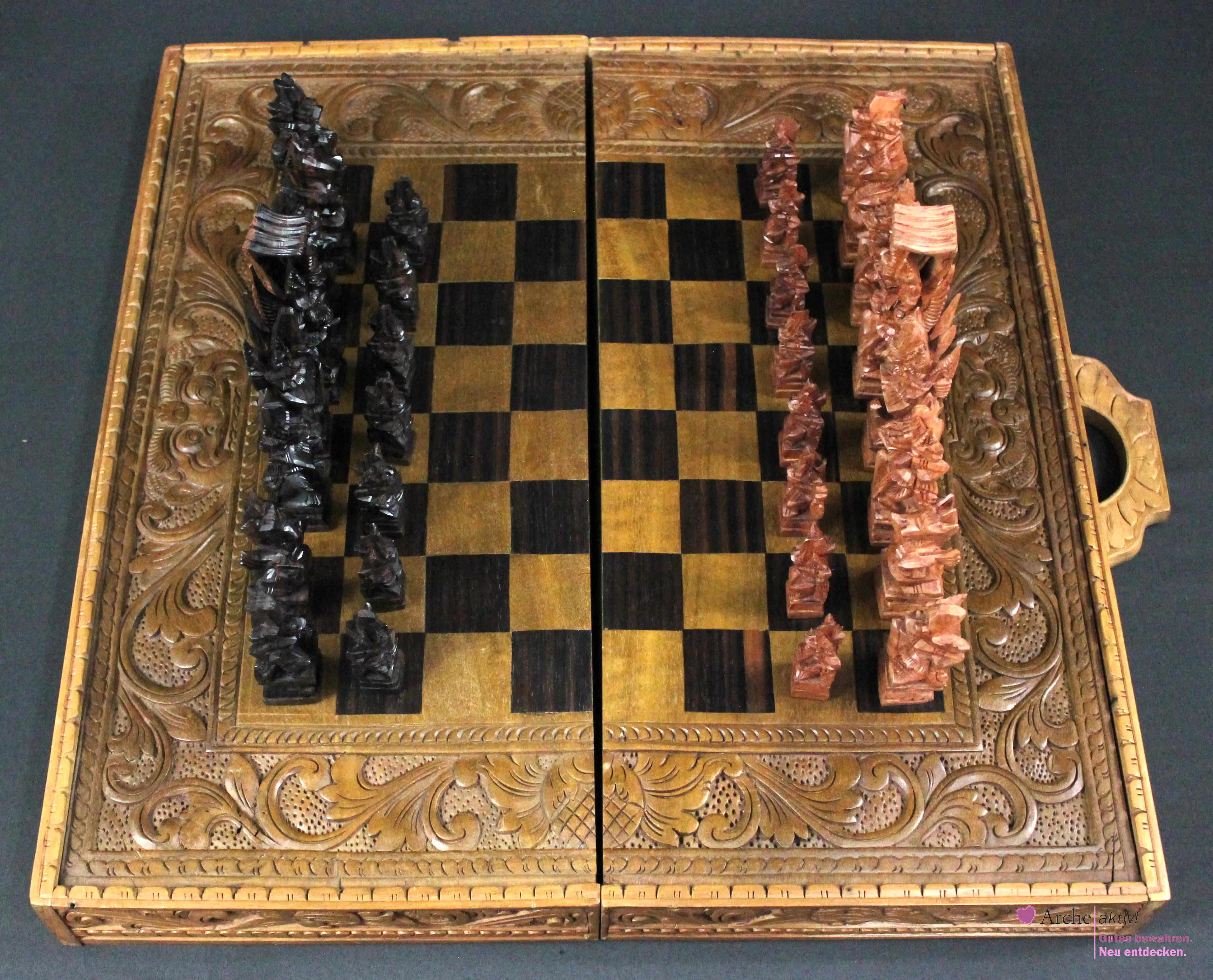 Indonesisches Schachspiel aus Holz mit geschnitzten Figuren, gebraucht